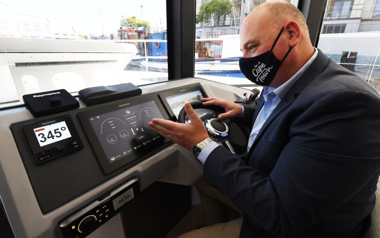 Alderman Vos views Robertson and Caine's 46 ft power cat